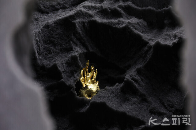 ​서혜연, Monolith, 2024, 폴리우레탄 스폰지, 황동, 205x105,80cm (부분 이미지) [사진 김경아 기자]