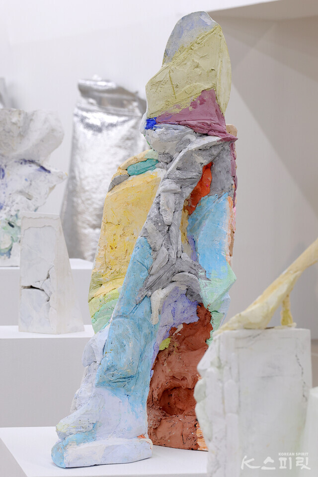 ​홍기하, Human, 2023, 석고, 안료, 81x46x30cm [사진 김경아 기자]