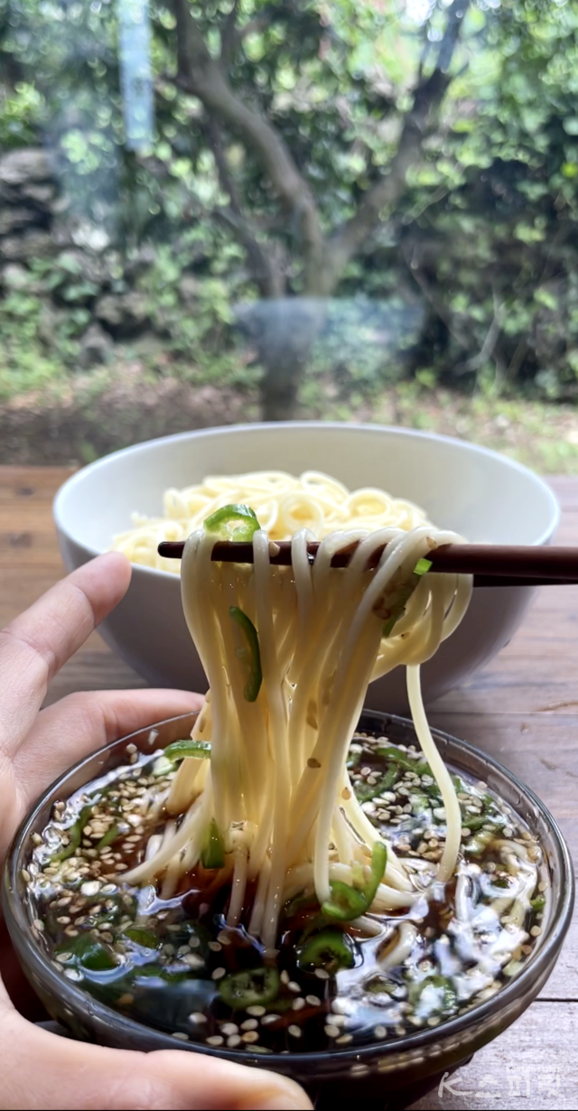 후덥지근한 여름철 기분까지 상쾌하게 만들어 주는 간장국수. 사진 백연지 시민기자.