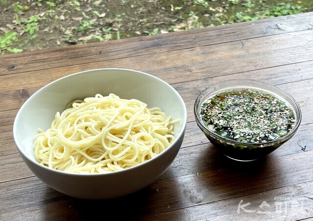 완벽한 여름의 맛! 간장국수 완성. 사진 백연지 시민기자.