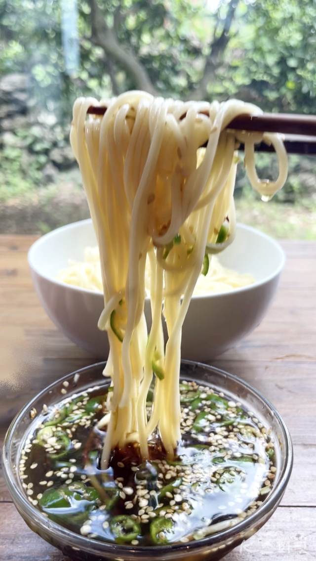 완벽한 여름의 맛! 간장국수의 치트키는 청양고추와 얼음 동동. 사진 백연지 시민기자.