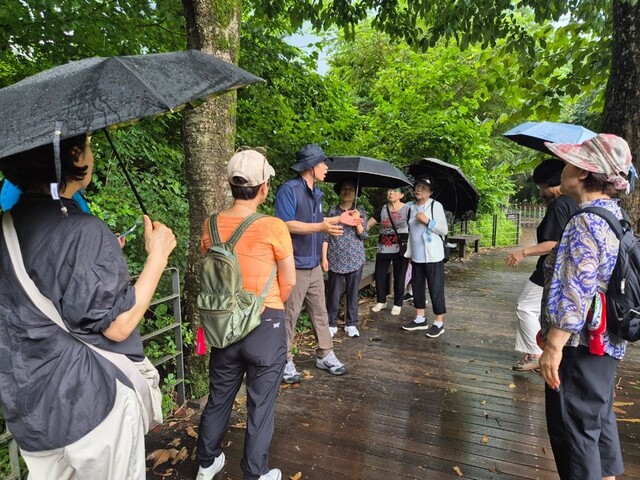 지난 7월 27일 열린 국립수목원과 지역주민이 함께하는 광릉숲길 생태탐방. 사진 국립수목원.