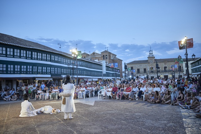 '탈춤놀이'는 국립부산국악원 무용단 복미경 예술감독이 연출하고, 김기원 수석 단원이 조안무로 참여하여 부산의 대표적인 전통연희인 수영야류를 스페인 현지 관객의 눈높이에 맞춰 각색한 작품이다. 사진 국립부산국악원