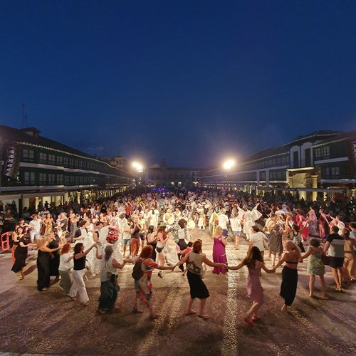 국립부산국악원이 제47회 알마그로 국제고전극축제에서  '탈춤 놀이' 공연 가운데 '대동놀이' 공연에서 관객들이 함께 손을 잡고 춤을 추고 있다. 사진 국립부산국악원