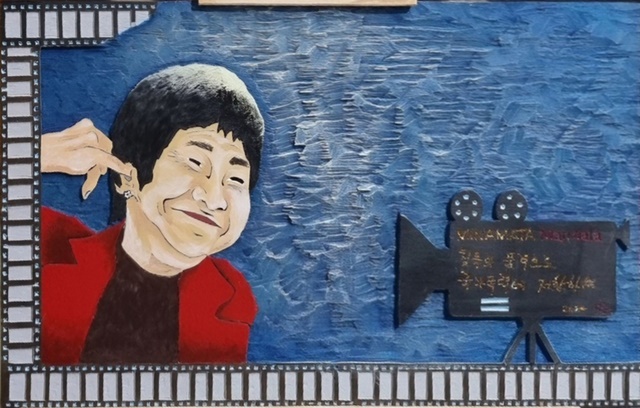 김형철 作, 《미나마타 만다라》“비록 장애로 얼굴이 일그러지고, 말도 어눌하게 하지만 누구보다도 자신의 삶을 아끼고 사랑하는 시 노부의 아름다운 얼굴을 나무에 새겨본다.” 이미지 무경계 예술살롱