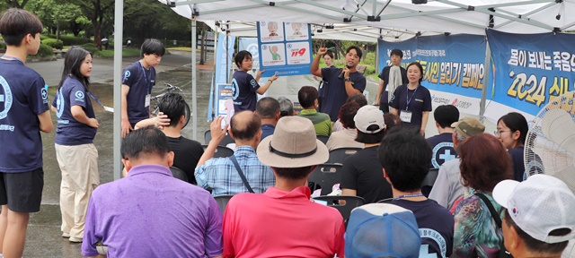 심뇌혈관질환 골든사인 교육. 성산장기려기념사업회 블루크로스의료봉사단은  7월 27일 보라매공원을 찾은 시민들에게 ‘심뇌혈관질환의 골든사인 알리기 캠페인 및 교육’ 활동을 전개했다. 사진 블루크로스의료봉사단