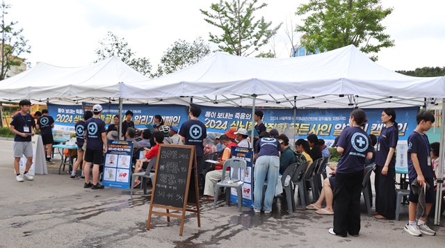 성산장기려기념사업회 블루크로스의료봉사단은 7월 27일 보라매공원을 찾은 시민들에게 ‘심뇌혈관질환의 골든사인 알리기 캠페인 및 교육’ 활동을 전개했다. 사진 블루크로스의료봉사단