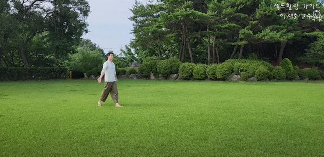 몸과 마음과 에너지 상태가 좋아지는 ‘에너지 워킹’ 동작5. 사진 일지의 브레인TV 갈무리.