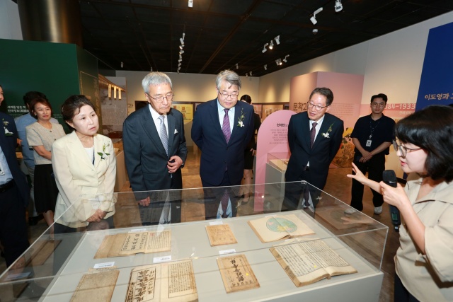 문은희 한국학중앙연구원 책임사서원이 ‘깁더: 우리책, 깁고 더하다’ 전시 작품설명을 하고 있다. 사진 한국학중앙연구원