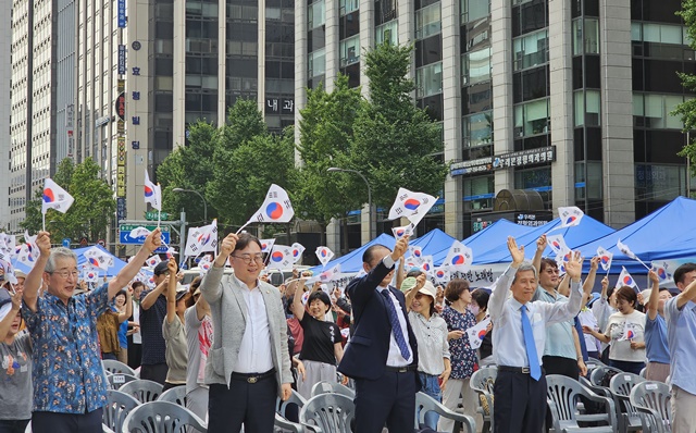 서울국학운동시민연합과 서울국학원이 제79주년 광복절을 맞아 8월 15일 청계광장에서 개최한  광복절 기념 경축행사에서 참가자들이 태극기를 흔들어 경축하고 있다. 사진 정유철 기자
