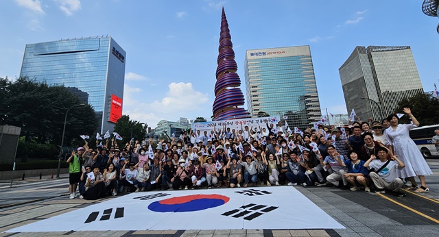 광복절 경축행사 참가자들이 행사 후 기념촬영을 하고 있다. 사진 정유철 기자