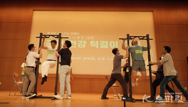 사단법인 국학원은 지난 15일 '제2회 브레인스포츠 국민턱걸이대회'를 개최했다. 오른쪽 대회 대상 수상자 김민제 선수. 사진 하미진 기자.