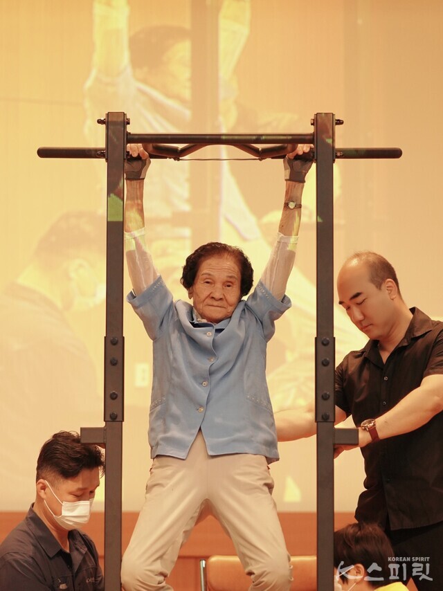 106세에 턱걸이 훈련 중 매달리기를 시범보이는 이삼추 어르신. 사진 하미진 기자.