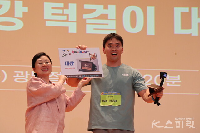 사단법인 국학원 주최 국민턱걸이대회에서 36개로 대상을 차지한 김민제 선수(오른쪽)와 시상하는 권나은 국학원장. 사진 강나리 기자.