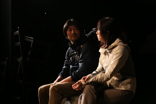 연극 '오슬로에서 온 남자' 이상홍, 박윤정. 사진 촬영 김솔, 제공 보람있는 문화생활
