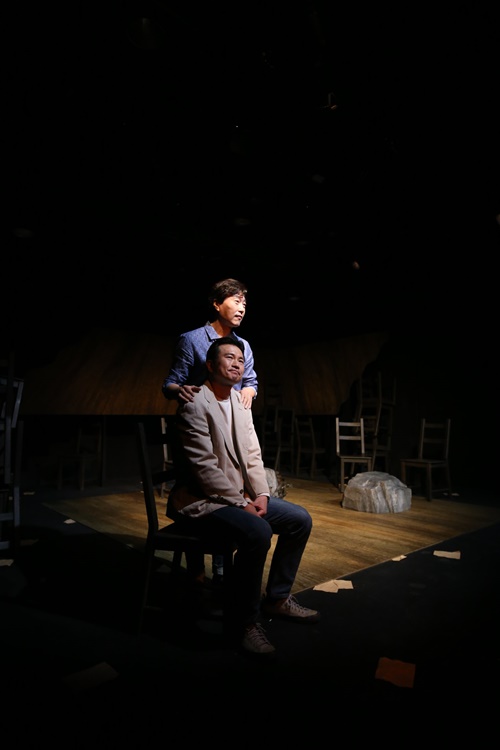 연극 '오슬로에서 온 남자'_백익남, 정나진. 사진 촬영 김솔, 제공 보람있는 문화생활