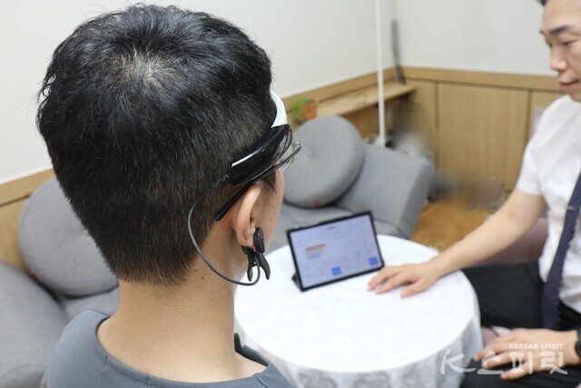 브레인트레이닝 과정에 앞서 뇌파맥파 점검을 통해 두뇌활동 정도, 멘탈스트레스, 주의 집중도, 심박변이도 등을 점검하는 모습. 사진 강나리 기자.