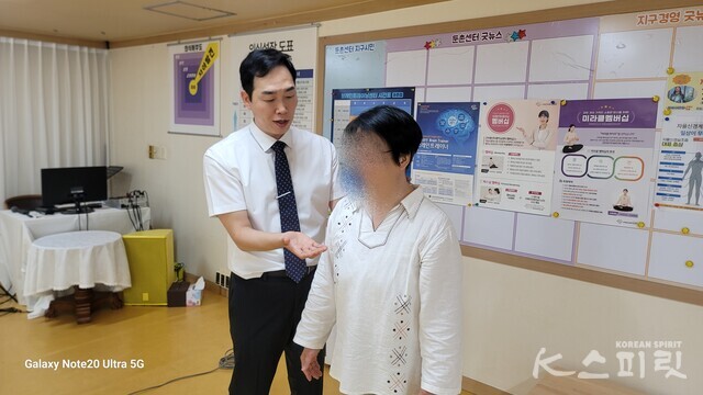 송준영 수석원장(브레인트레이닝센터 둔촌점)이 목과 어깨, 허리의 자세를 점검하고 에너지가 충전되는 상허하실 자세를 코칭하는 모습. 사진 브레인트레이닝센터 둔촌점.