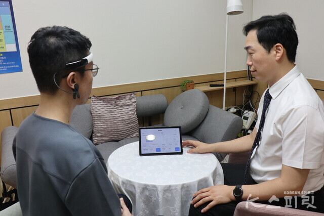 최영환 회원이 뇌파‧맥파 검사를 받는 모습. 사진 강나리 기자.