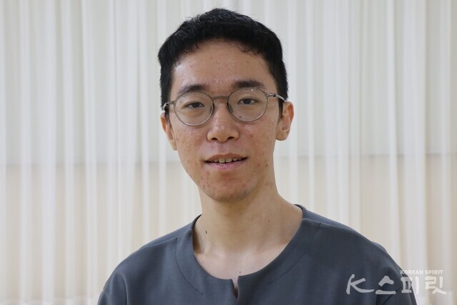 브레인트레이닝 명상을 하는 최영환 회원. 전문가 과정까지 밟은 예정이라고 한다. 사진 강나리 기자.