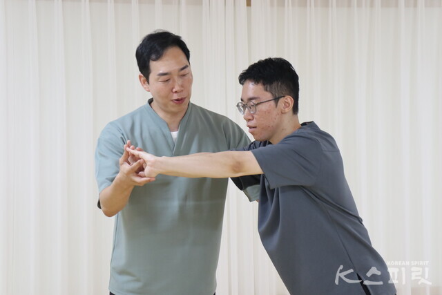 브레인트레이닝 소그룹 명상과정에서 회원에게 바른 자세를 인지할 수 있도록 코칭하는 송준영 수석원장. 사진 강나리 기자.