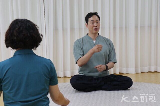 몸의 중심을 잡는 감각을 강조하는 송준영 브레인트레이너. 사진 강나리 기자.
