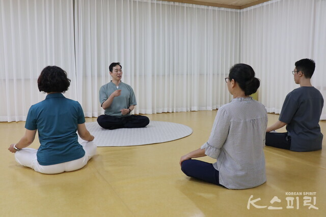 브레인트레이닝 소그룹 명상의 마지막 과정은 회원이 스스로 자신의 몸을 스캔하듯 와칭하고 에너지가 부족한 곳에 마음을 두고 호흡하며 충전하는 것이다. 사진 강나리 기자.