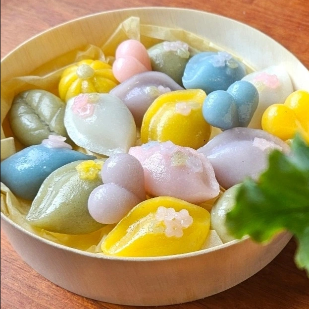 추석의 절기음식은 송편. 약선 명인 김은정 씨가 만든 꽃 송편. 사진 감과당 제공.
