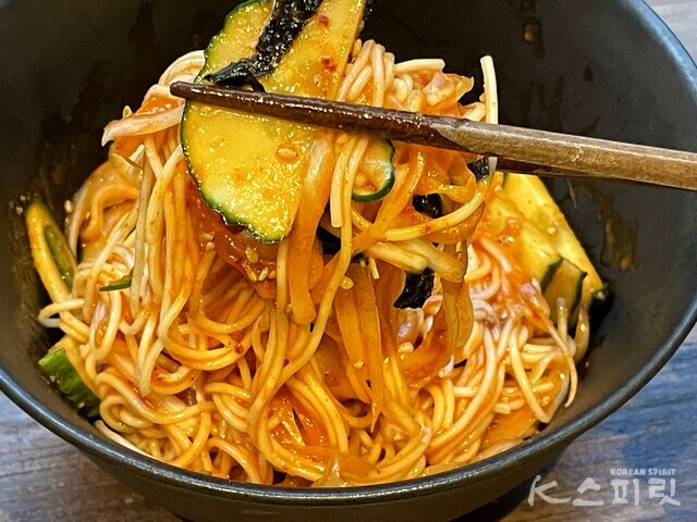 여름철 더욱 맛있는 새콤달콤 비건 비빔국수. 사진 백연지 시민기자.
