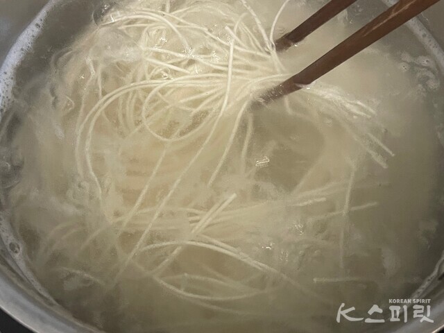 새콤달콤 비건 비빔국수 레시피3. 사진 백연지 시민기자.