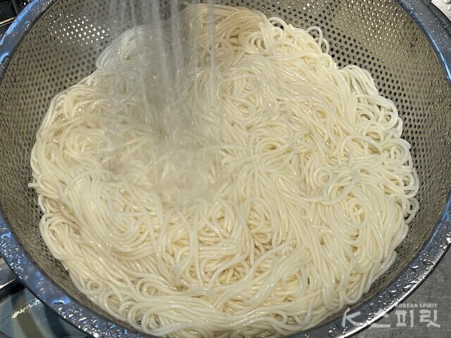 새콤달콤 비건 비빔국수 레시피5. 사진 백연지 시민기자.