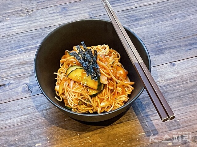 새콤달콤 비건 비빔국수 레시피7. 사진 백연지 시민기자.