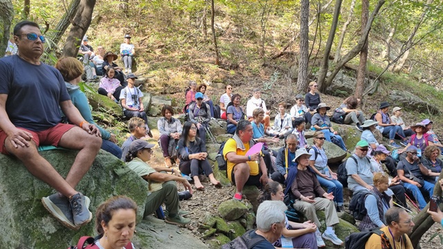 2023년 외국 명상여행단이 모악산에서 명상체험을 하고 있다. 사진 선도문화연구원