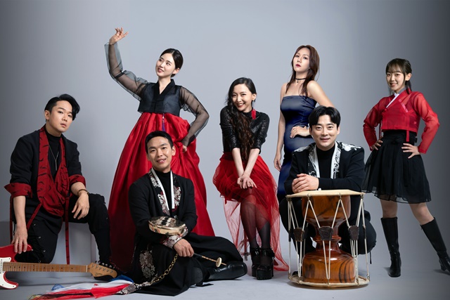 일렉트로 국악밴드 '누모리'가 9월 7일부터 서울에서 열리는 다양한 공연에 참가한다. (사진 왼쪽부터)정준석(기타) 이아진(판소리) 이주용(객원 연주자) 이안나(키보드) 공시아(객원 소리꾼) 문상준(장구) 윤세연 (객원 소리꾼). 사진 누모리