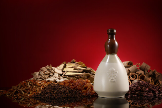 맛이 달고 붉은 빛의 전통주 감홍로. 감홍로의 주원료인 쌀과 메조, 용안육, 계피, 진피, 생강, 정향, 감초, 자초. 사진 문화체육관광부 제공.