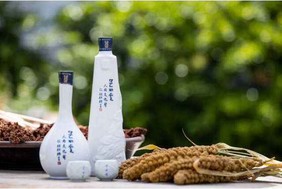 곡식으로 빚었으나 과일 향이 나는 문배주와 문배주의 밑술을 빗는 노란 메조, 덧술을 빚는 붉은 수수. 사진 문화체육관광부 제공.