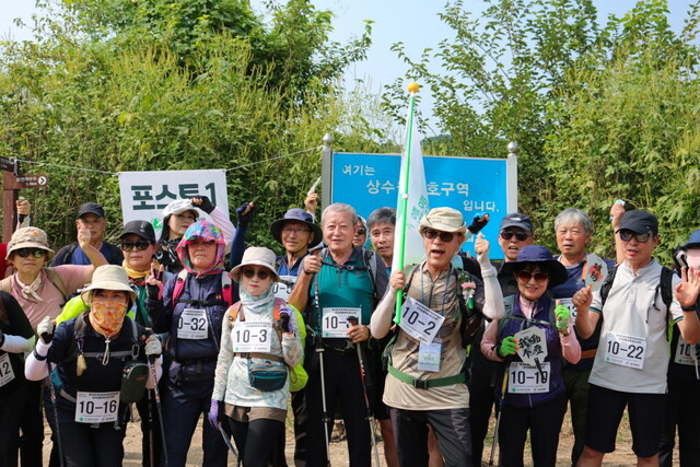 제14회 문화체육관광부장관기 전국생활체육 등산대회' 단체 기념사진. 사진 제공 대한산악연맹
