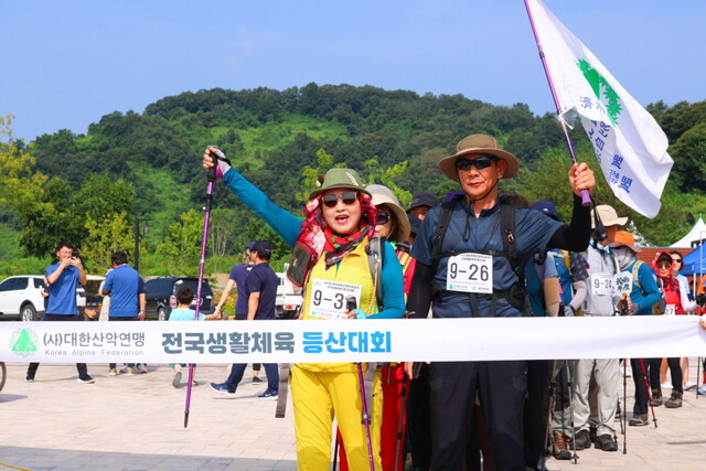 제14회 문화체육관광부장관기 전국생활체육 등산대회 참가자들의 등산 모습. 사진 대한산악연맹