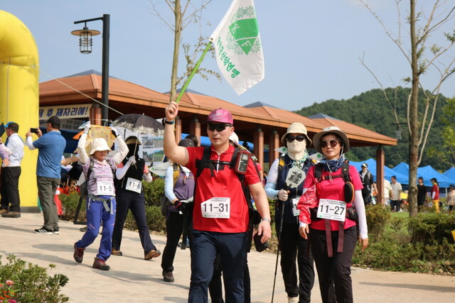 제14회 문화체육관광부장관기 전국생활체육 등산대회 참가자들의 등산 모습. 사진 대한산악연맹