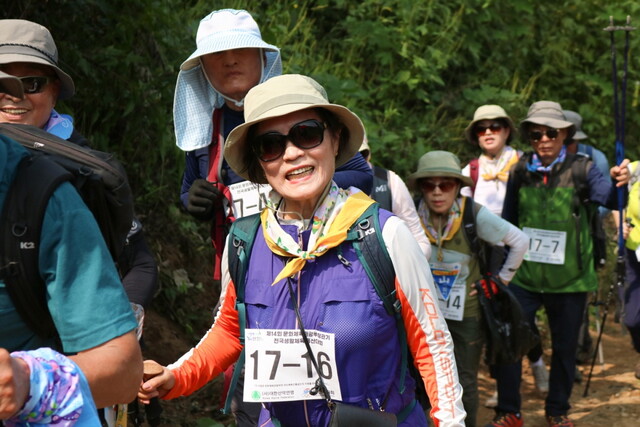 제14회 문화체육관광부장관기 전국생활체육 등산대회 참가자들의 등산 모습. 사진 대한산악연맹