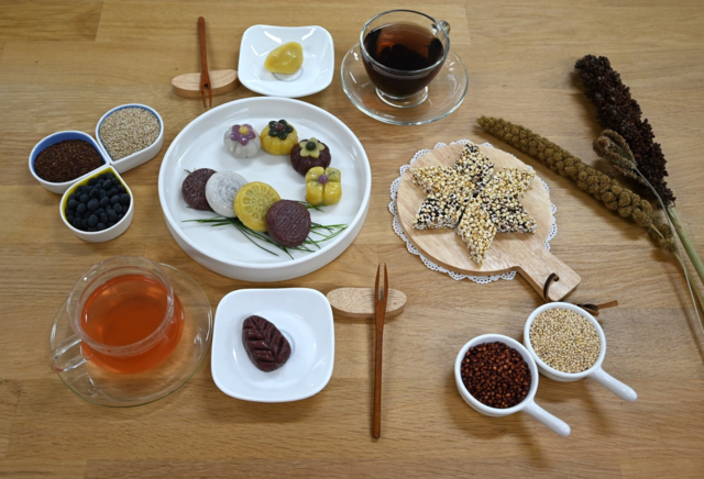 우리 잡곡으로 만든 송편과 강정으로 차린 다과상. 사진 농촌진흥청.