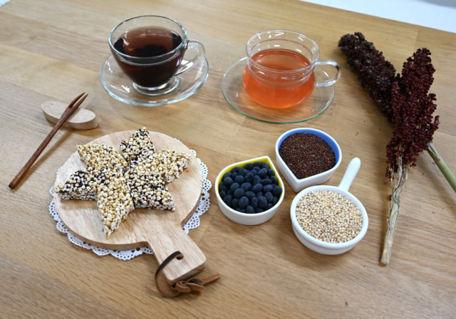 잡곡강정과 잡곡차로 차린 다과상. 사진 농촌 진흥청.