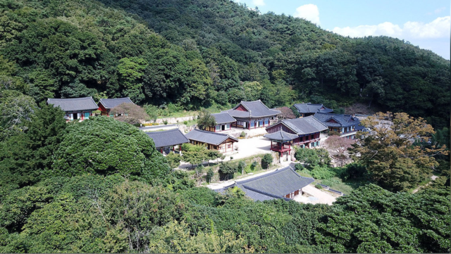 강진 남도유배길 2코스 중 만나는 천년고찰 백련사. 주요 전각이 바다를 향해 있다. 사진 남도유배길 누리집 갈무리.