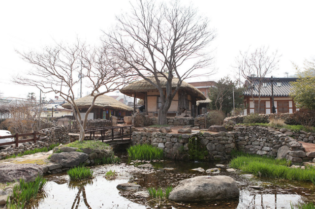 다산 정약용이 4년간 머물던 사의재. 왼편에는 유배 온 정약용이 즐겨 먹었다는 아욱국을 맛볼 수 있는 주막이 있다. 사진 남도유배길 누리집 갈무리.