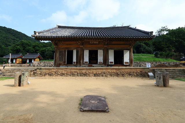 유홍준 교수가 '나의 문화유산답사기'에서 '이처럼 소담하고 한적하고 검소하고 질박한 아름다움도 있다는 사실에 스스로 놀라곤 한다'고 말한 천년고찰 무위사. 사진 남도유배길 누리집 갈무리.