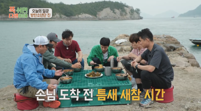 MBC 예능 '푹 쉬면 다행이야'. BTS 진이 제대 후 무인도의 일꾼으로 활약했다. 사진 공식홈페이지 갈무리.