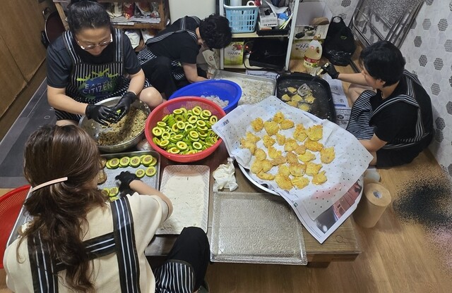 지구시민연합 영천지회는 지난 14일 추석을 앞두고 제277차 장애 어르신, 취약계층 돕기 반찬 만들기 및 배달봉사 활동을 했다. 사진 지구시민연합.