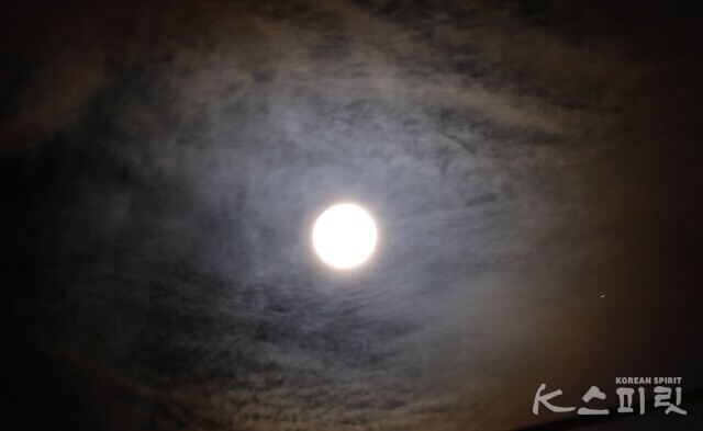 2024년 (단기 4357년) 한가위 보름달이 떴다. 사진 강나리 기자.