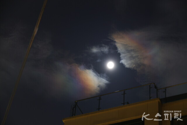 구름 사이 얼굴을 내민 한가위 보름달. 사진 강나리 기자.