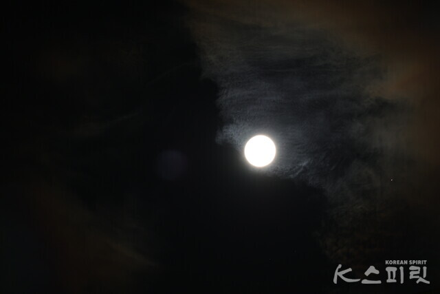 소원을 이루는 한가위 보름달. 사진 강나리 기자.